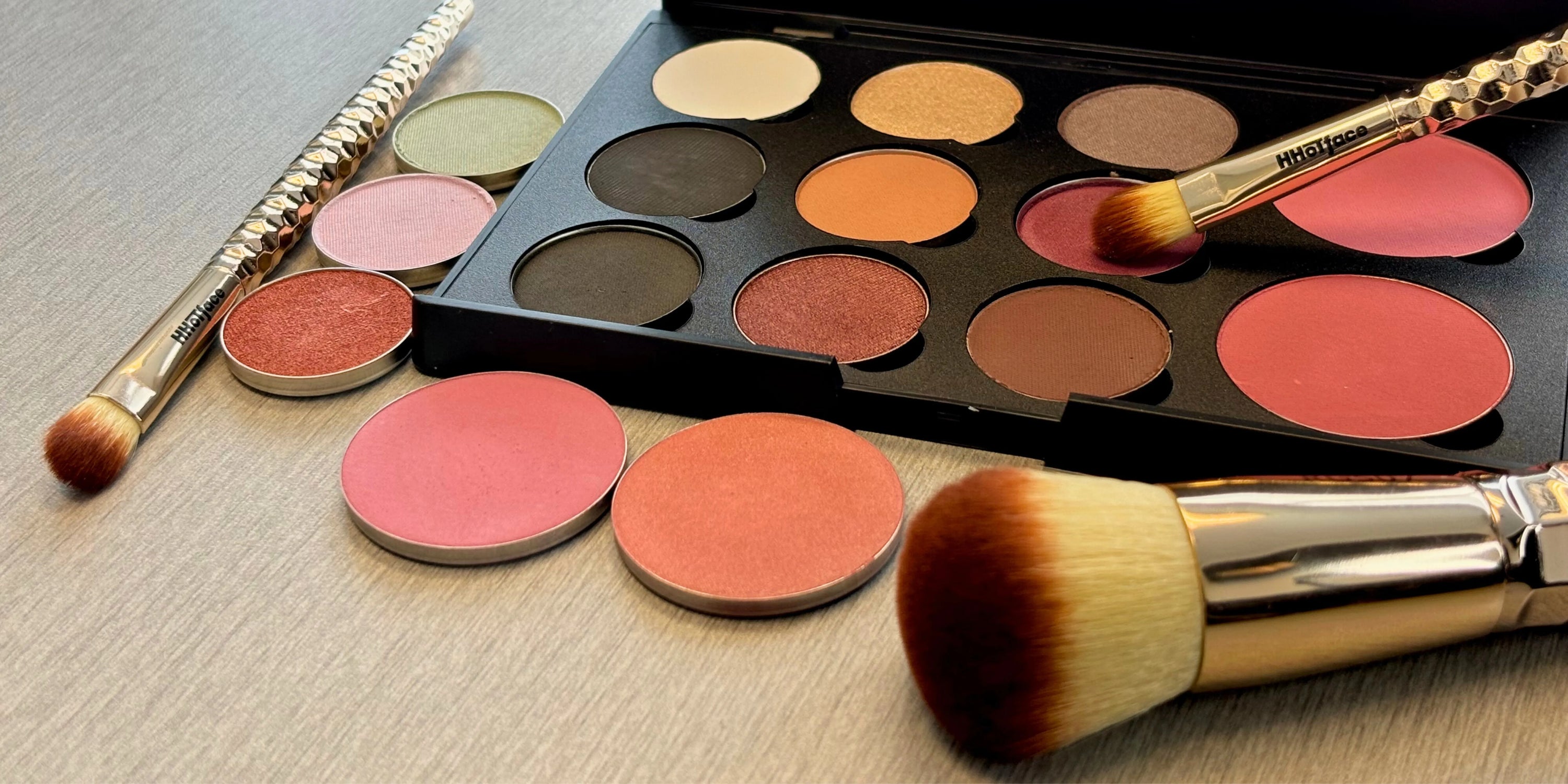 3 Brushes + eyeshadow palette